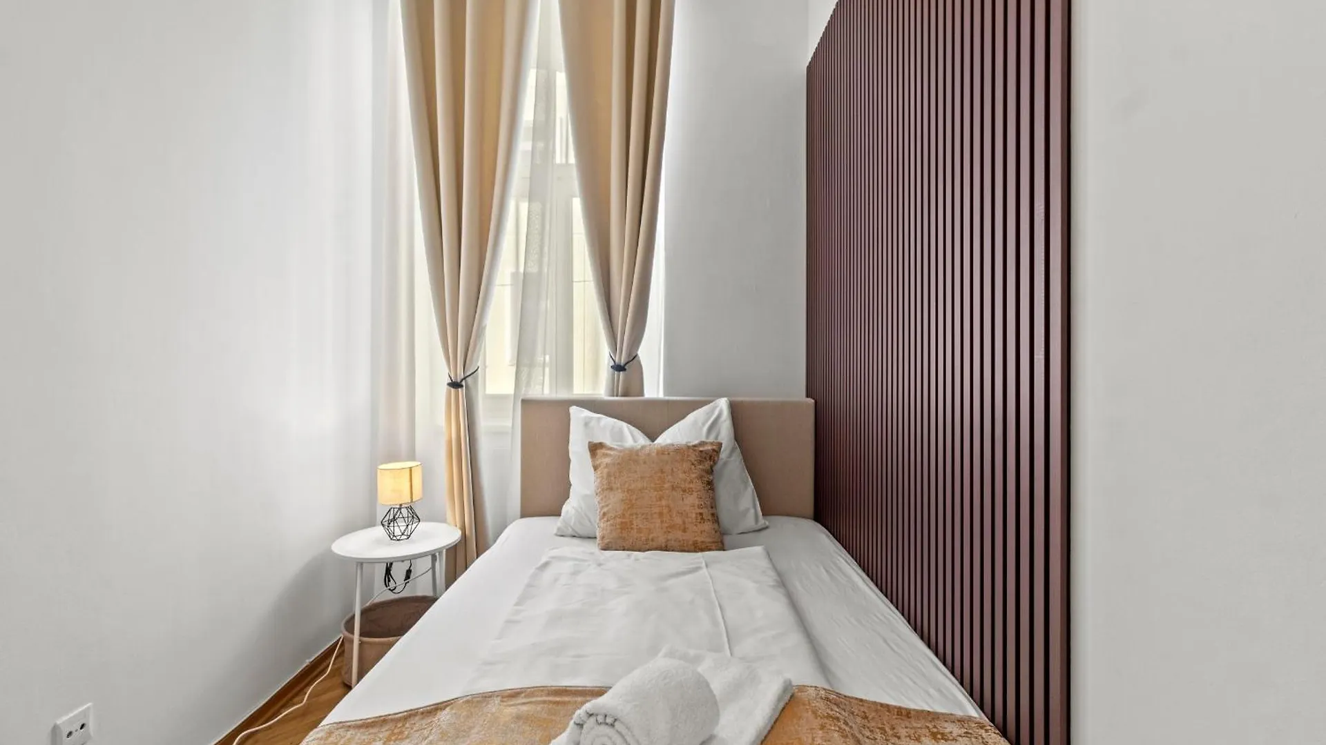 Zentrale, Stilvolle Und Gemuetliche Wohnung 维也纳